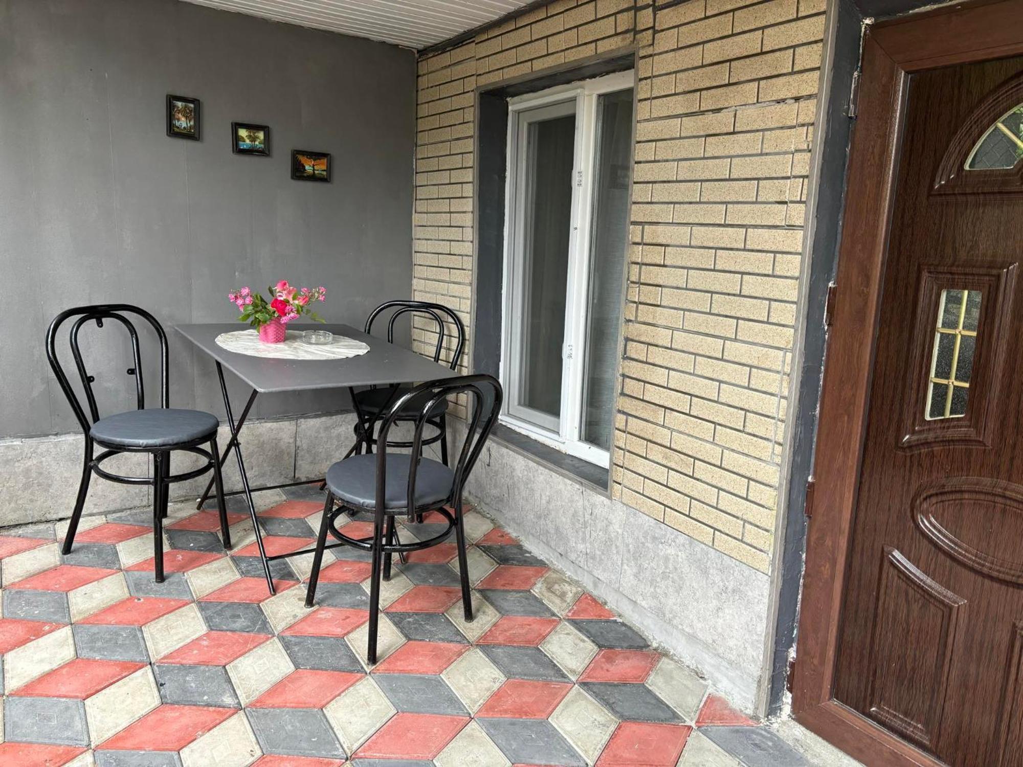 Гостевой дом HAPPY HOUSE Кутаиси Экстерьер фото