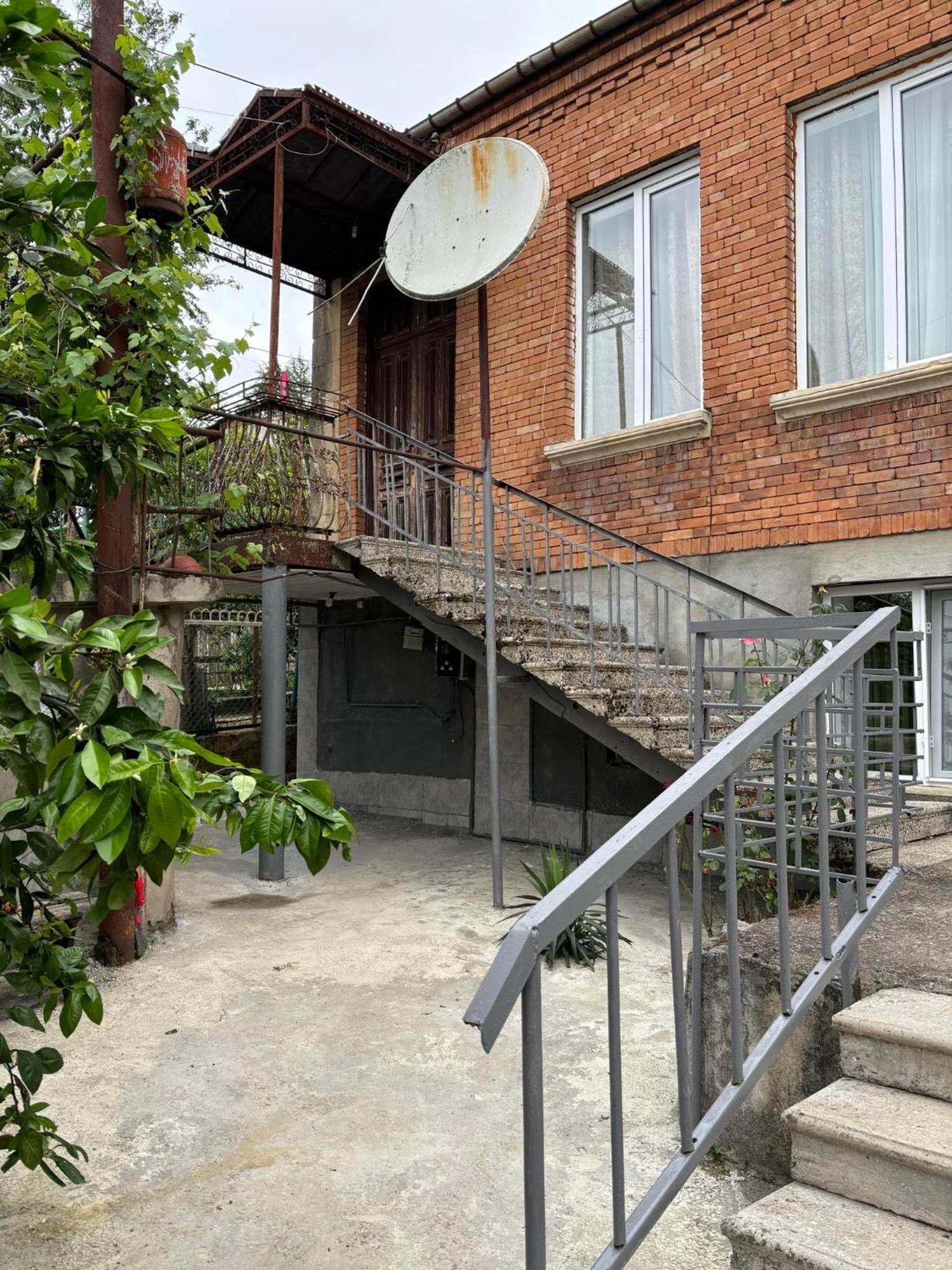 Гостевой дом HAPPY HOUSE Кутаиси Экстерьер фото